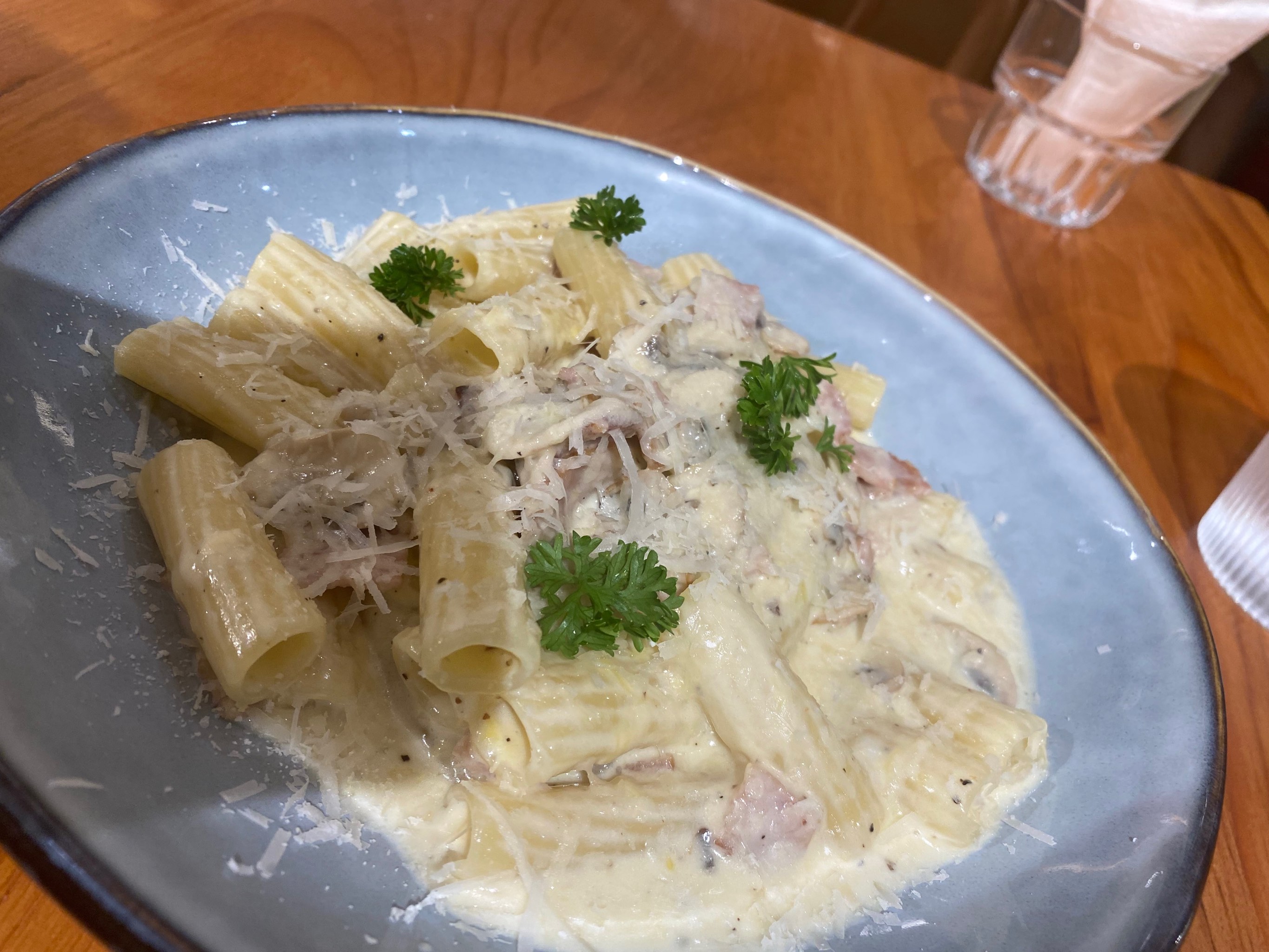 如何利用不同的酱料丰富意大利面与培根