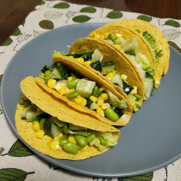 制作墨西哥玉米饼时，如何保持薄脆感