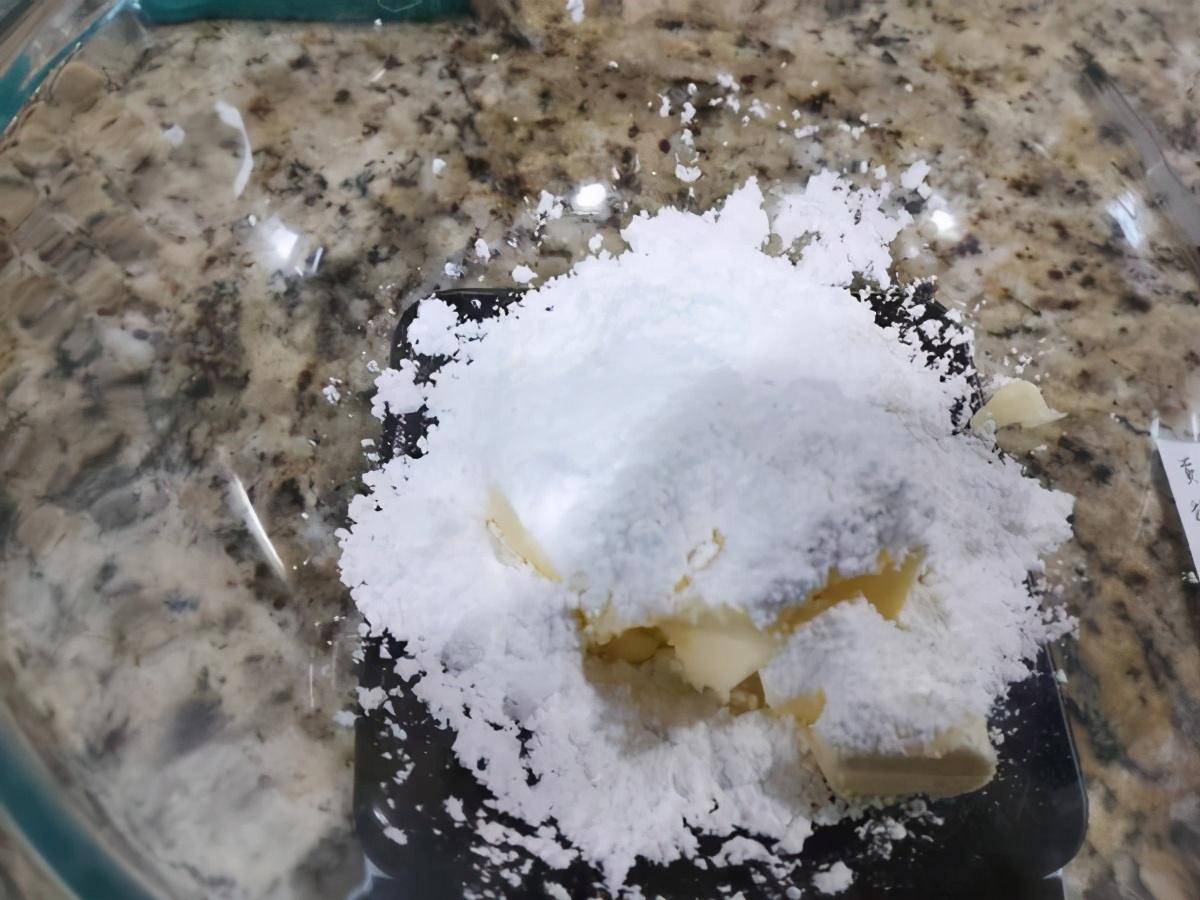 如何处理法式杏仁饼干的边缘不平整问题