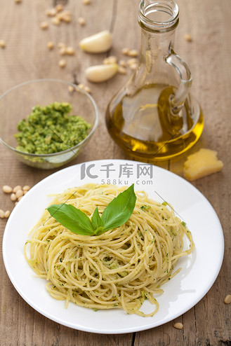 简单意大利面搭配蒜香酱的制作方法